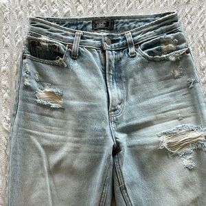 abercrombie & fitch light wash mom jeans!!